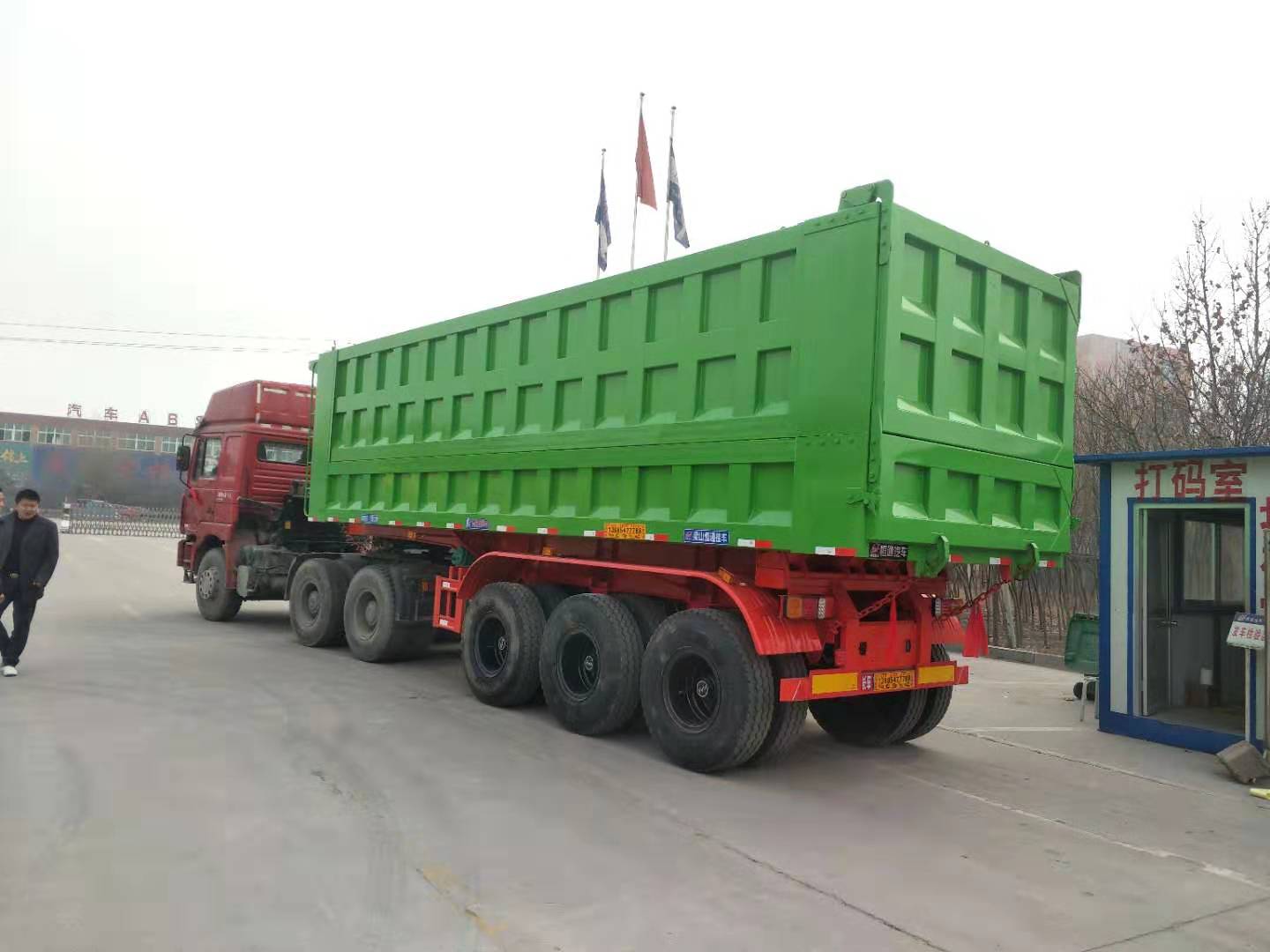 后翻自卸车